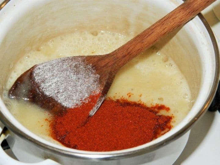 Paprika in roux Paprika in the Roux in the Saucepan