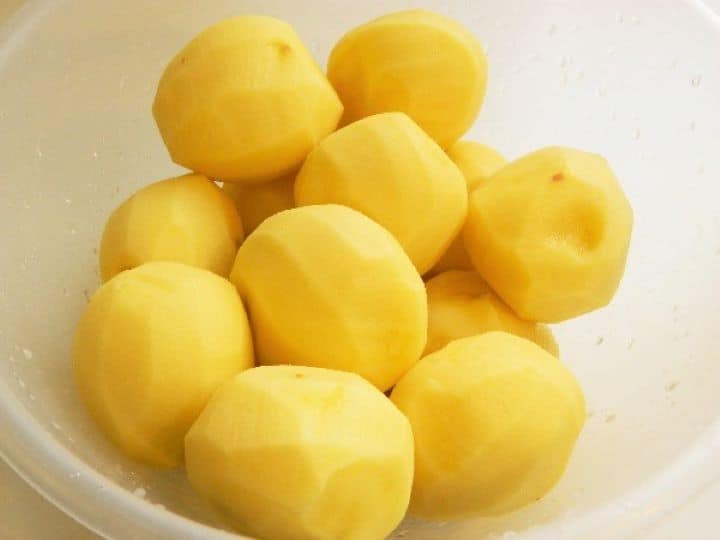 Pelled potatoes Peeled Potatoes in the Bowl