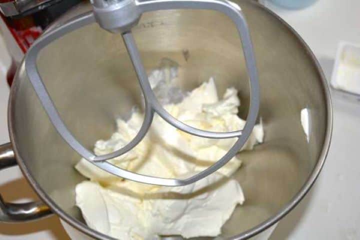 Beating room-temperature cream cheese and caster sugar in a bowl until smooth and lump-free.