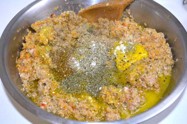 Turkey Spread-Seasoned Minced Meat and Vegetables in the Bowl