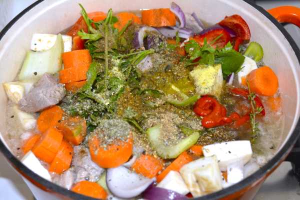 Turkey Spread-Seasoned Vegetables and Turkey Meat in the Pot