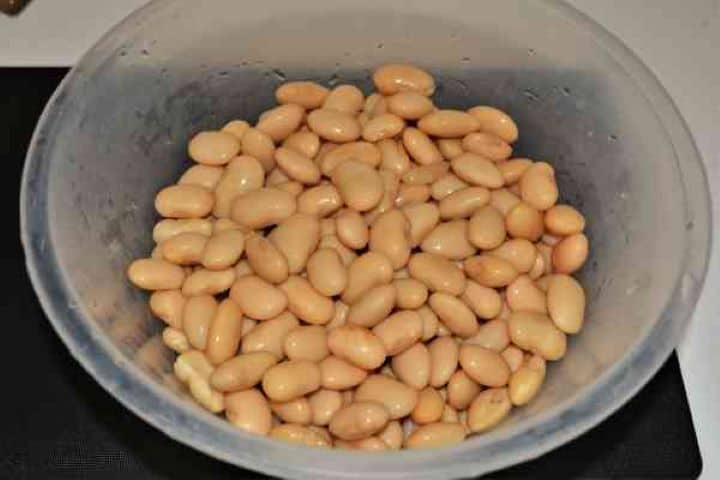 Butter Beans Salad Recipe-Drained Beans in the Bowl Rinsed and drained canned butter beans in a mixing bowl.